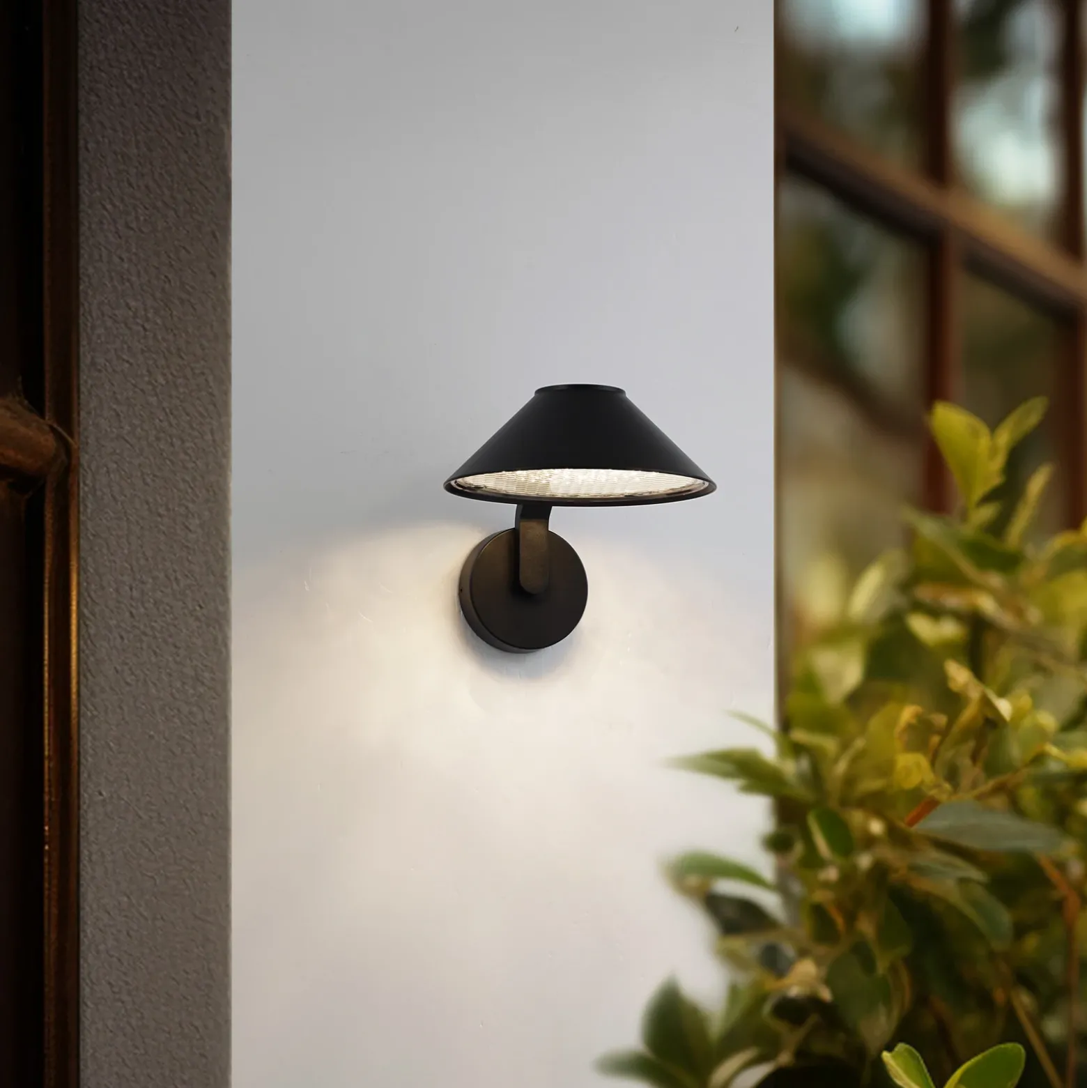 Lindby Aplique de pared LED Capelo, negro, metal, Ø20cm