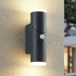 Lindby Aspyn aplique LED exterior, 2 luces, sensor