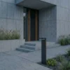 Lindby Baliza LED solar para zócalo Eleazar, negro, aluminio, sensor