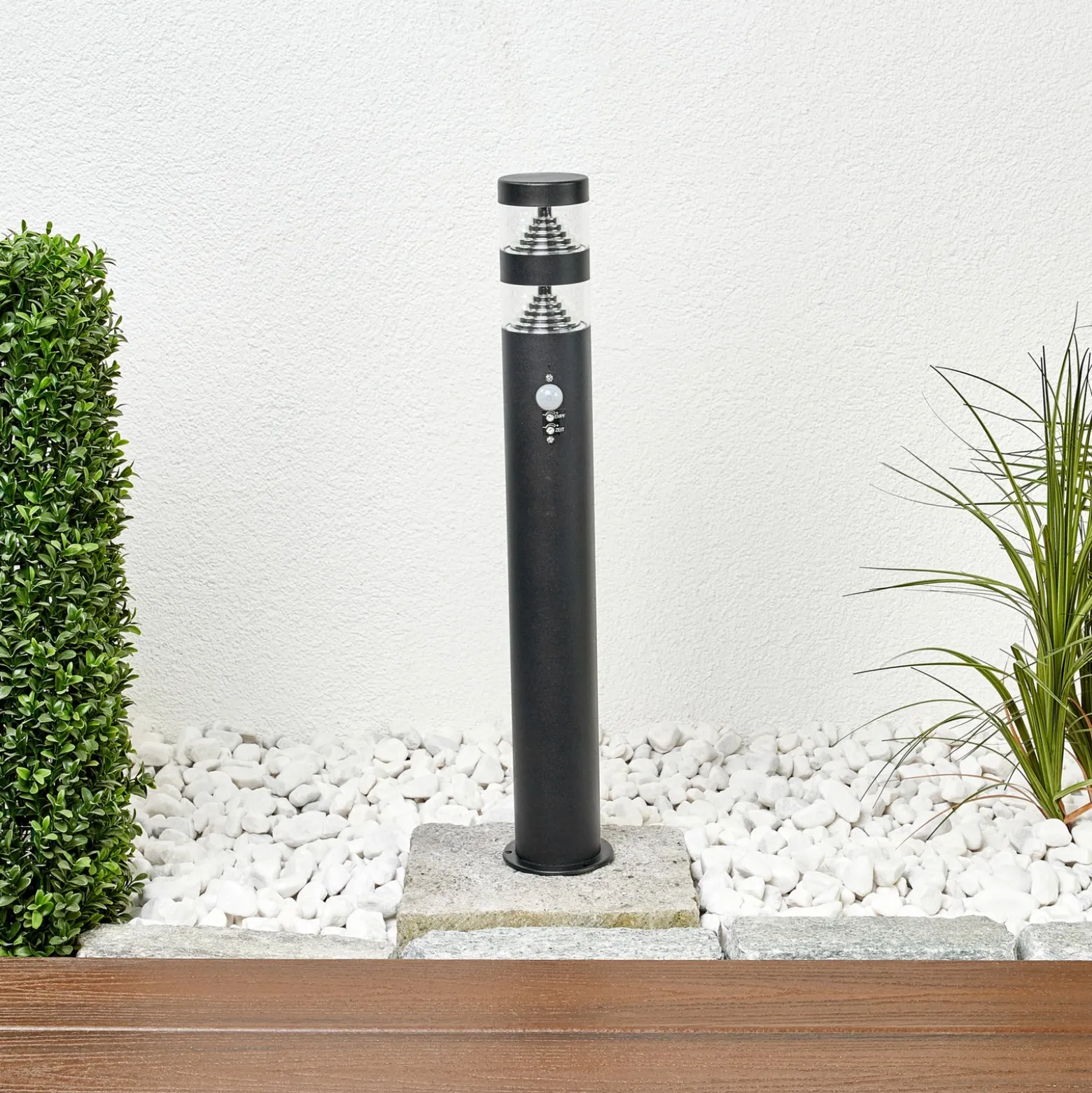 Lindby, bolardo luminoso LED Lanea, 60 cm, negro, sensor, IP44