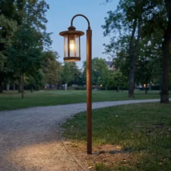 Lindby, bolardo luminoso Zayn, color óxido, vidrio, altura 109 cm, IP65