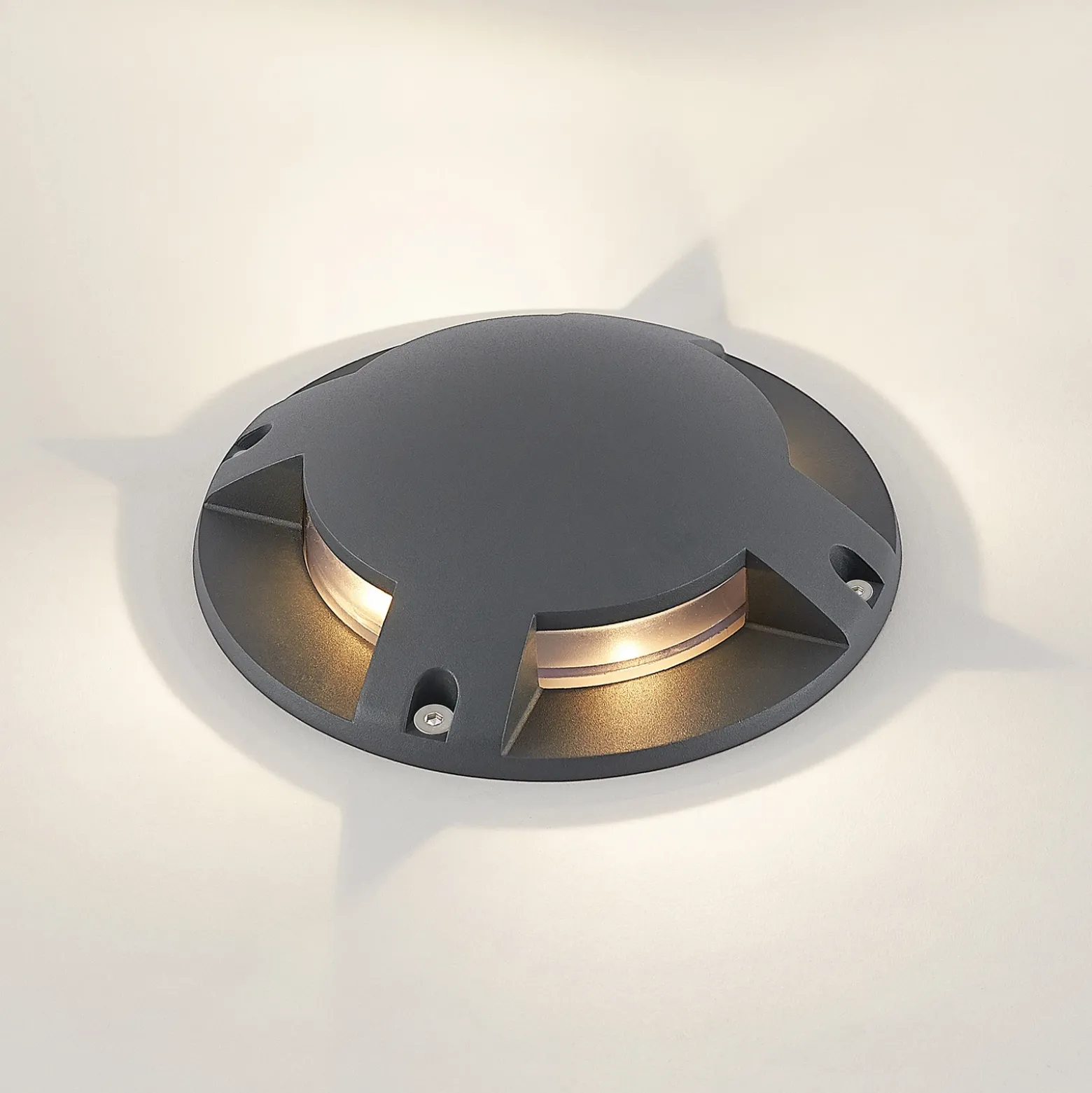 Lindby foco LED de suelo Cormac, 4 luces, Ø 21 cm, IP67