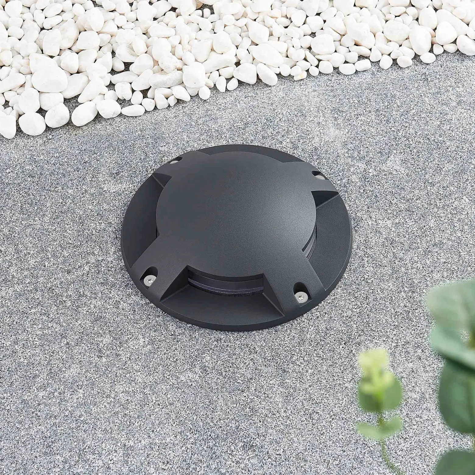 Lindby foco LED de suelo Cormac, 4 luces, Ø 21 cm, IP67