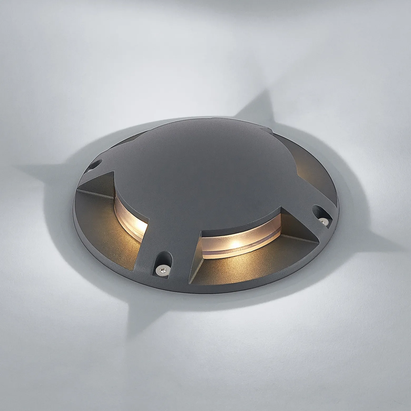 Lindby foco LED de suelo Cormac, 4 luces, Ø 21 cm, IP67