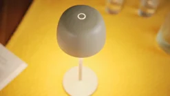 Lindby Lámpara de mesa LED recargable Arietty, beige, atenuable, IP65