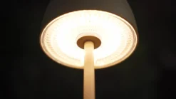 Lindby Lámpara de mesa LED recargable Arietty, beige, atenuable, IP65