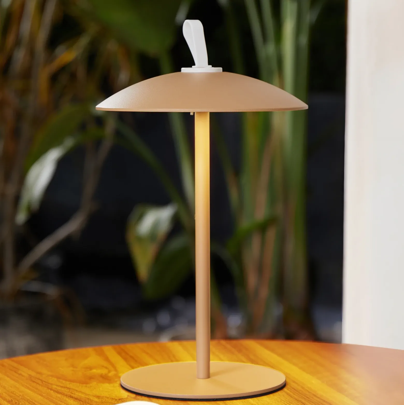 Lindby Lámpara de mesa LED recargable Kanani, marrón, atenuable