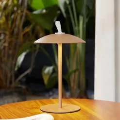 Lindby Lámpara de mesa LED recargable Kanani, marrón, atenuable
