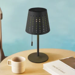 Lindby Lámpara de mesa LED solar Hilario, negra, hierro, batería recargable