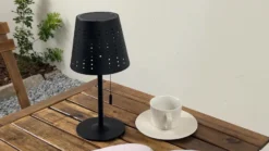 Lindby Lámpara de mesa LED solar Hilario, negra, hierro, batería recargable