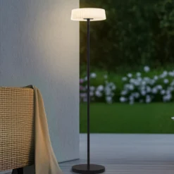 Lindby lámpara de pie LED solar Samine, negra, metal, atenuable