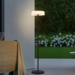 Lindby lámpara de pie LED solar Samine, negra, metal, atenuable