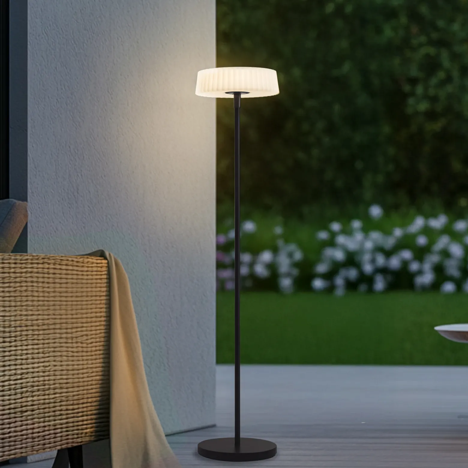Lindby lámpara de pie LED solar Samine, negra, metal, atenuable