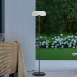 Lindby lámpara de pie LED solar Samine, negra, metal, atenuable