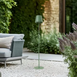 Lindby lámpara de pie LED solar Hilario, verde, hierro, batería recargable