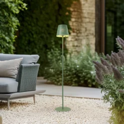 Lindby lámpara de pie LED solar Hilario, verde, hierro, batería recargable