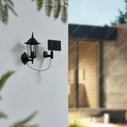 Lindby Lámpara solar LED de pared Sayata, negra, aluminio, farolillo
