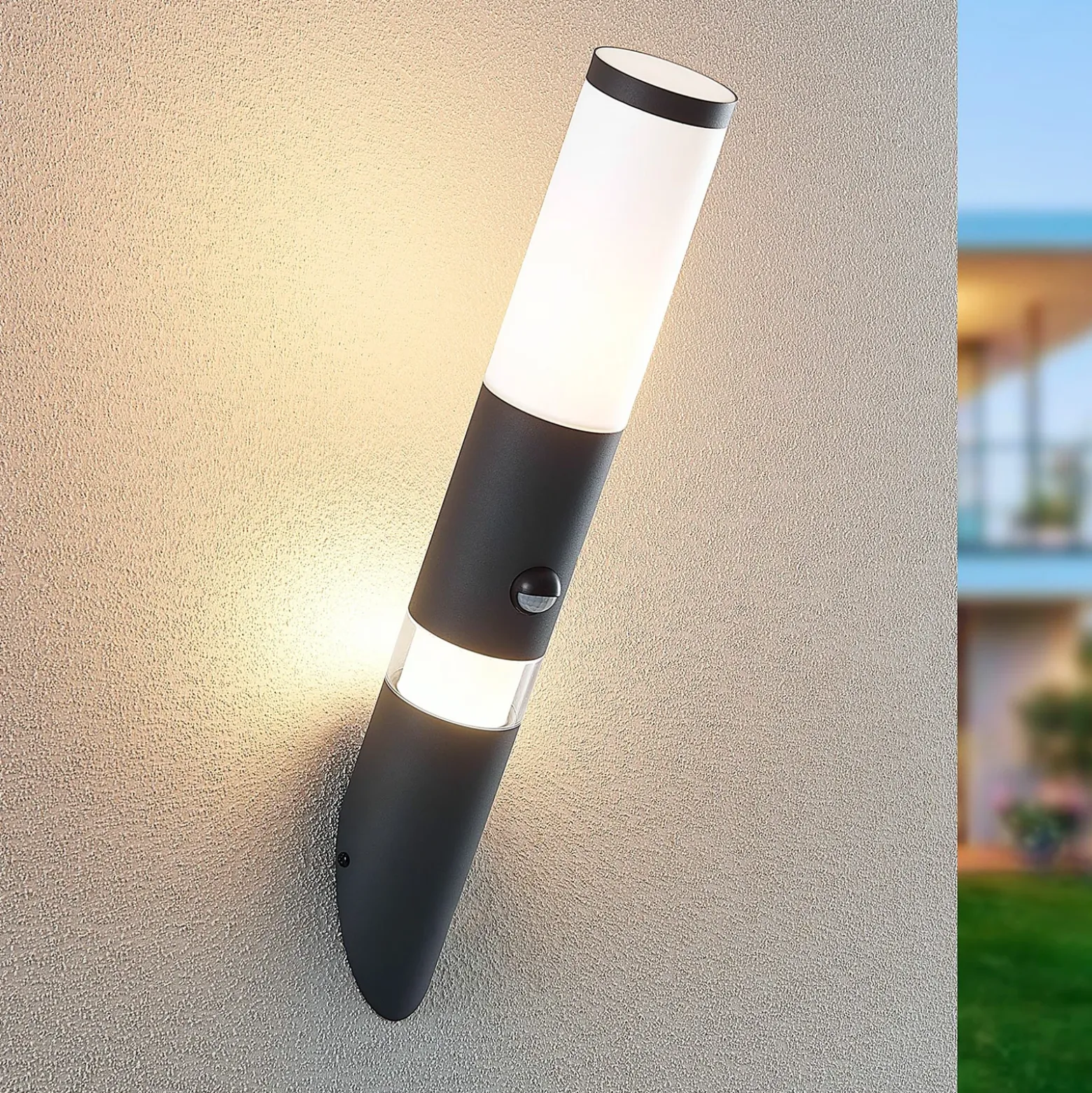 Lindby Okari aplique de exterior, sensor, antorcha
