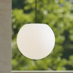 Lámpara colgante exterior Alea de Lindby, blanca, plástico, Ø 38 cm