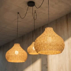 Lámpara colgante exterior Lucande Taniola, 3 luces, beige, ratán, IP44