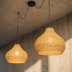 Lámpara colgante exterior Lucande Taniola, 2 luces, beige, ratán, IP44