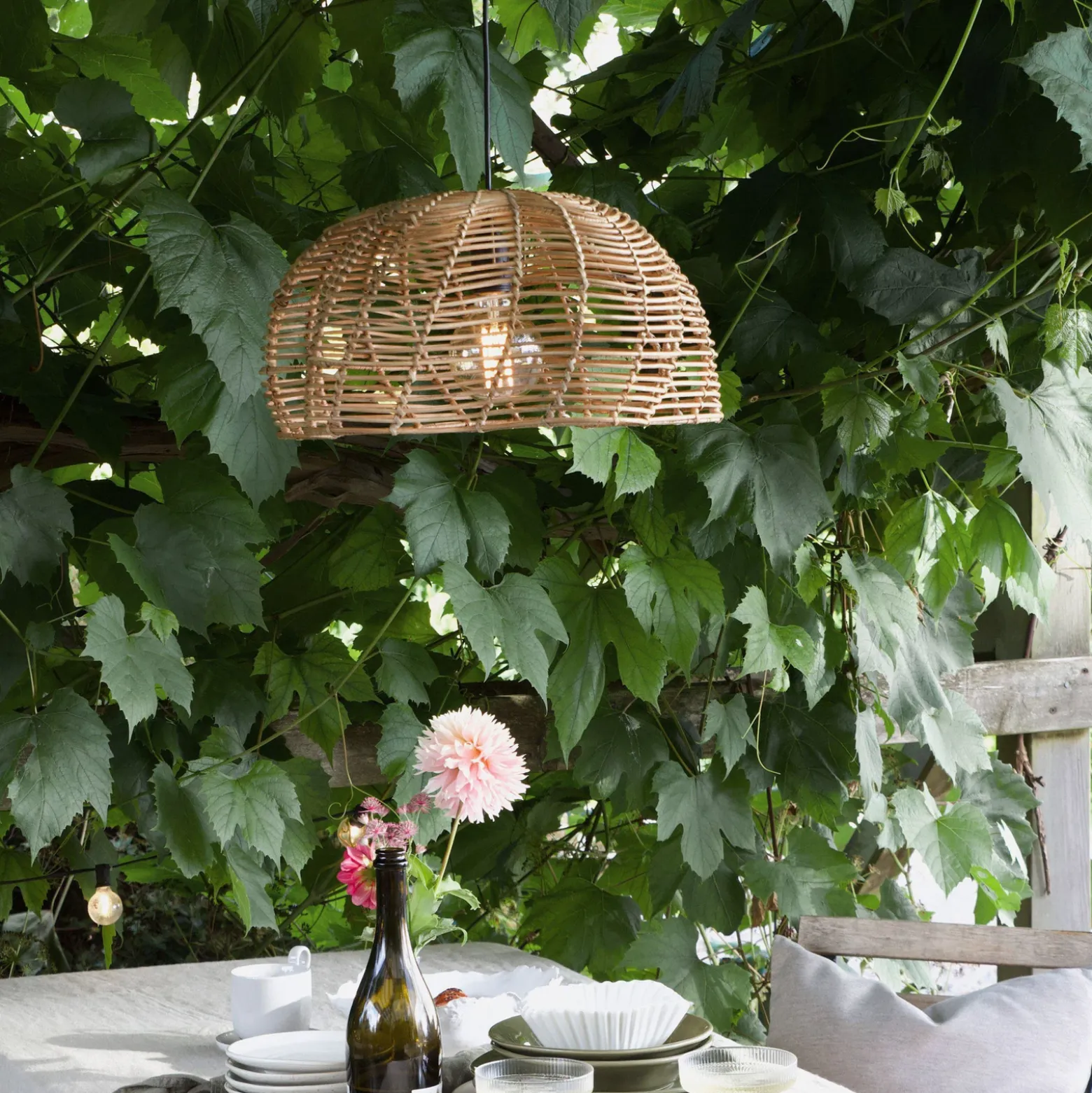 Lámpara colgante exterior Mayla, ratán natural, Ø 43 cm, enchufe IP44