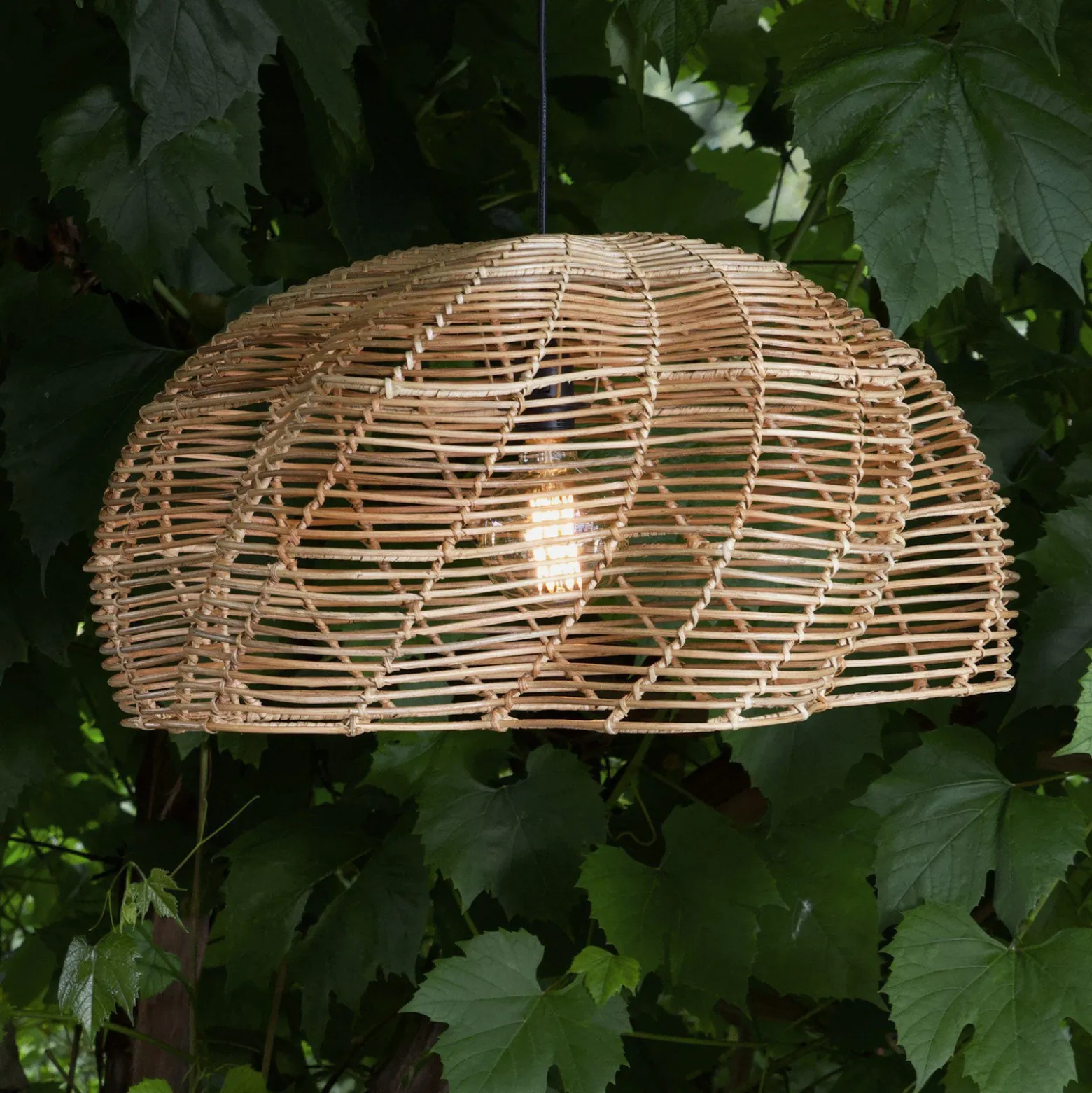 Lámpara colgante exterior Mayla, ratán natural, Ø 53 cm, enchufe IP44
