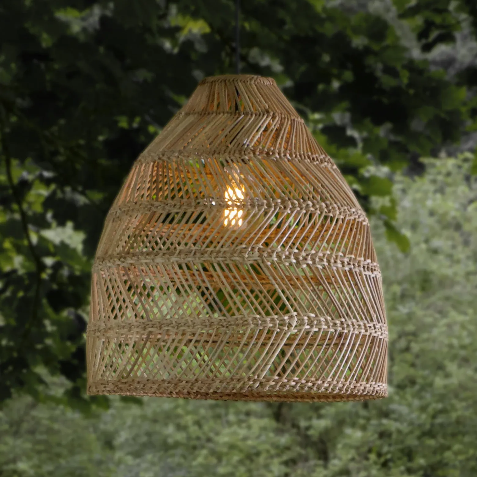 Lámpara colgante exterior PR Home Maja, ratán, Ø 53 cm, enchufe, IP44