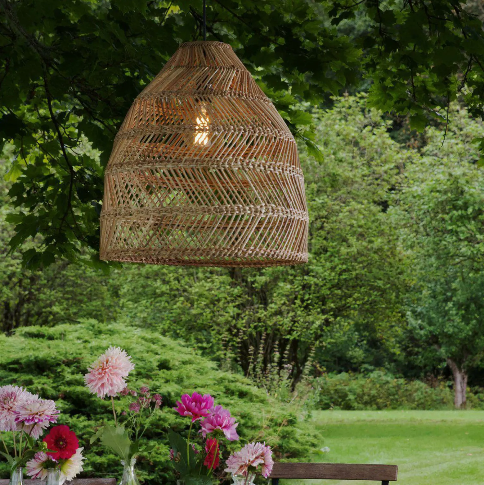 Lámpara colgante exterior PR Home Maja, ratán, Ø 53 cm, enchufe, IP44