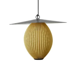 Lámpara colgante exterior Satellite de Gubi, 45 x 27 cm, negro/dorado mostaza