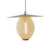Lámpara colgante exterior Satellite de Gubi, 57 x 36 cm, negro/blanco crema