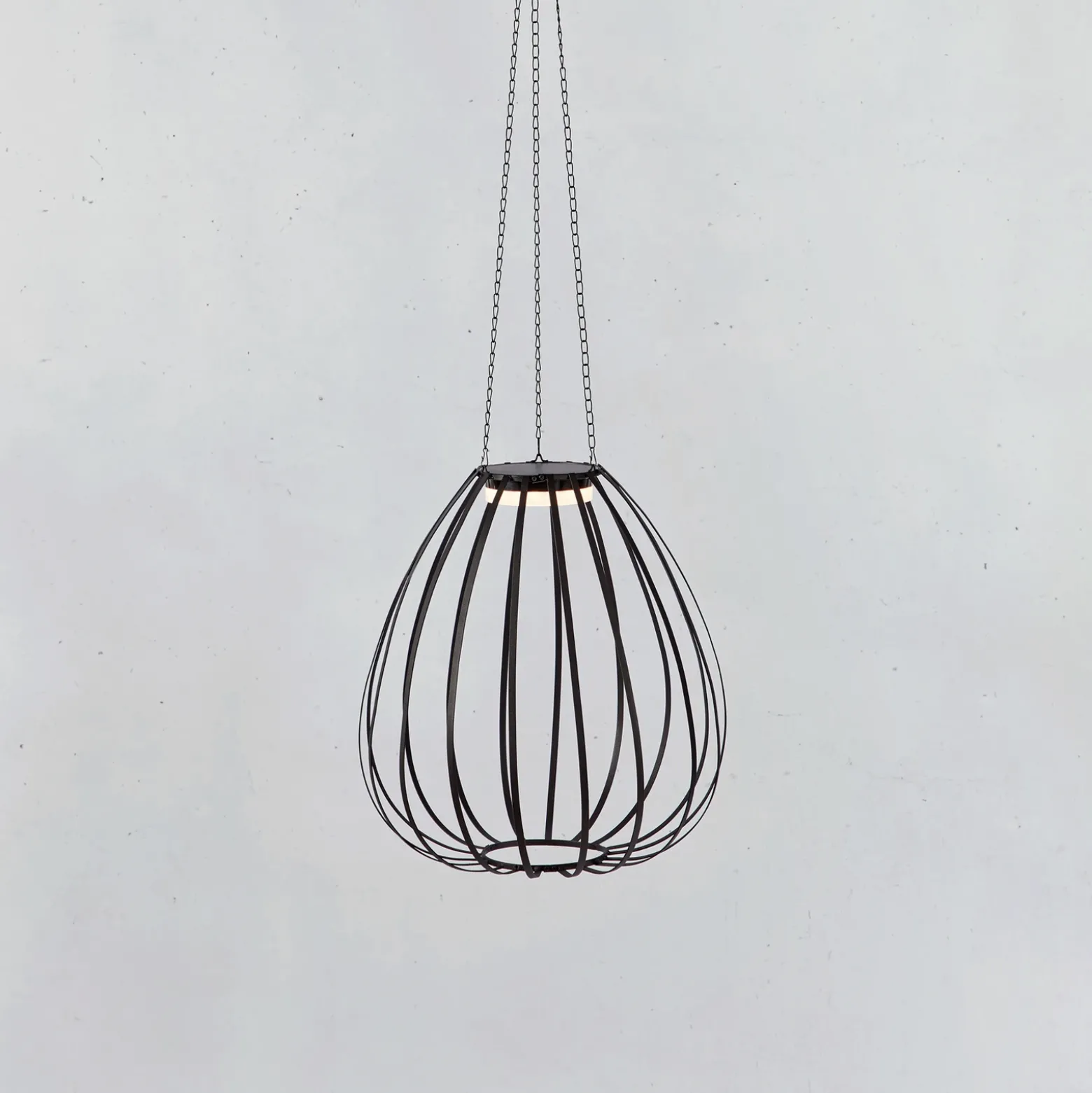 Lámpara colgante LED Ovia, Ø 42 cm, negro, IP44, atenuable.