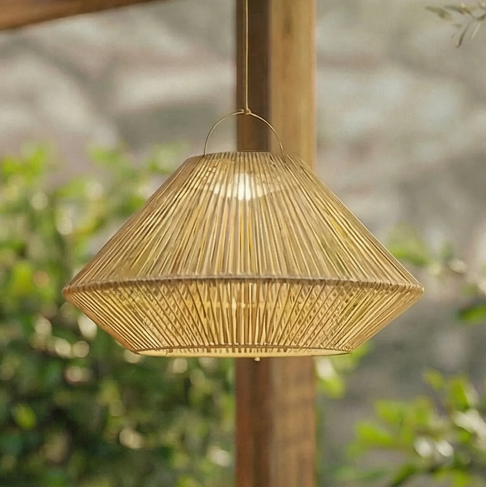 Lámpara colgante solar LED Lindby Austas, beige, Ø 50 cm, USB, IP54