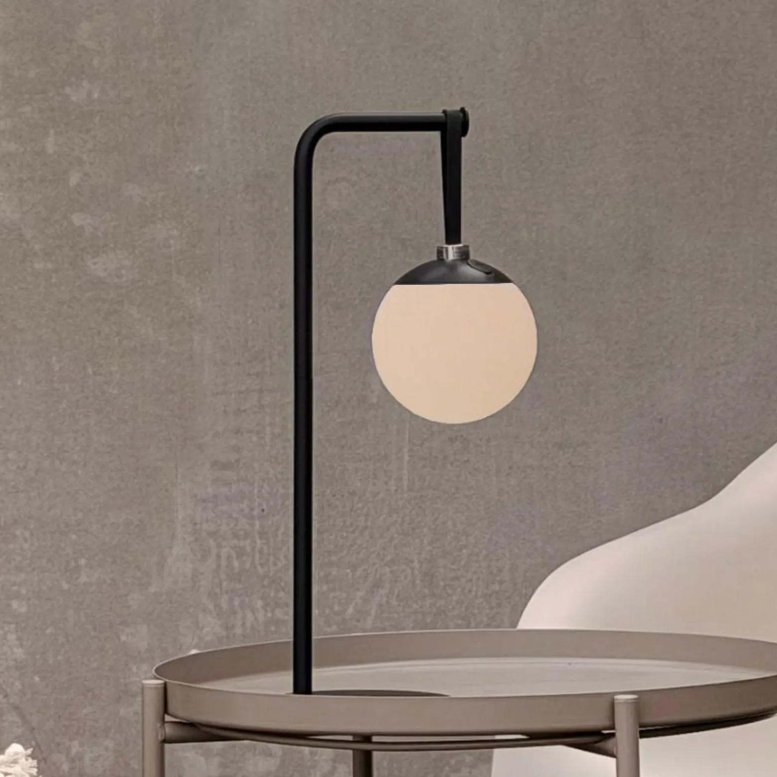 Lámpara decorativa recargable LED Odin de Dyberg Larsen, negro/blanco, IP44