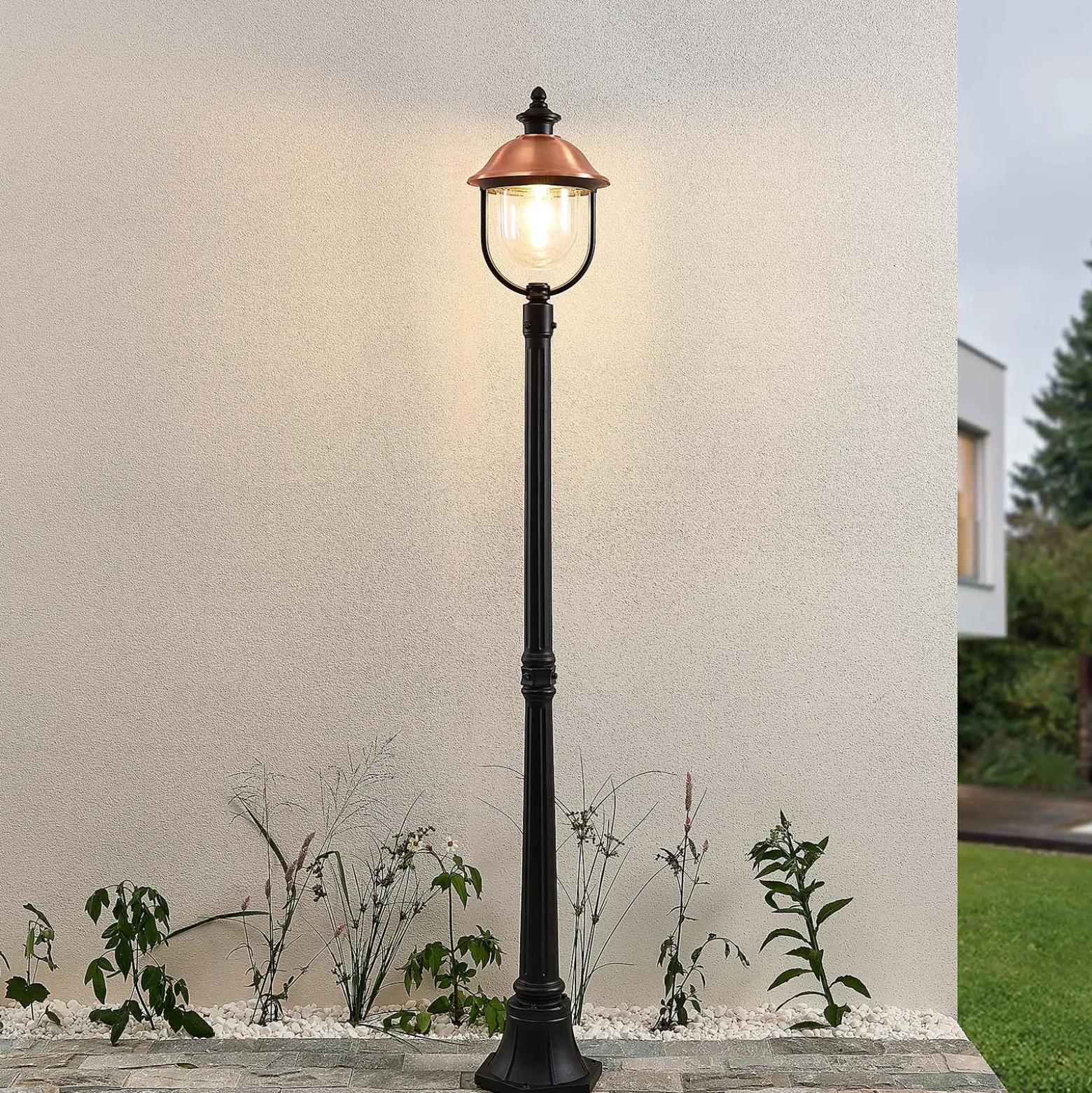 Lámpara de exterior Lindby Clint, 177 cm, metal, resistente al agua salada, E27