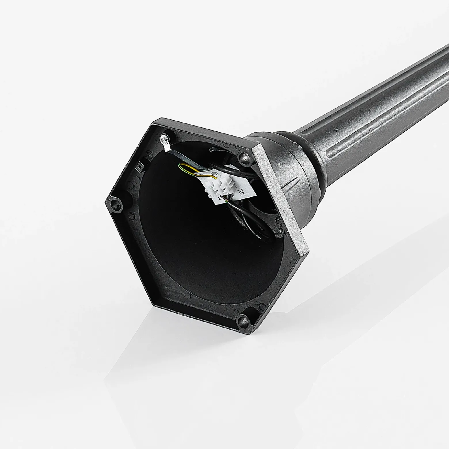 Lámpara de exterior Lindby Clint, 177 cm, metal, resistente al agua salada, E27