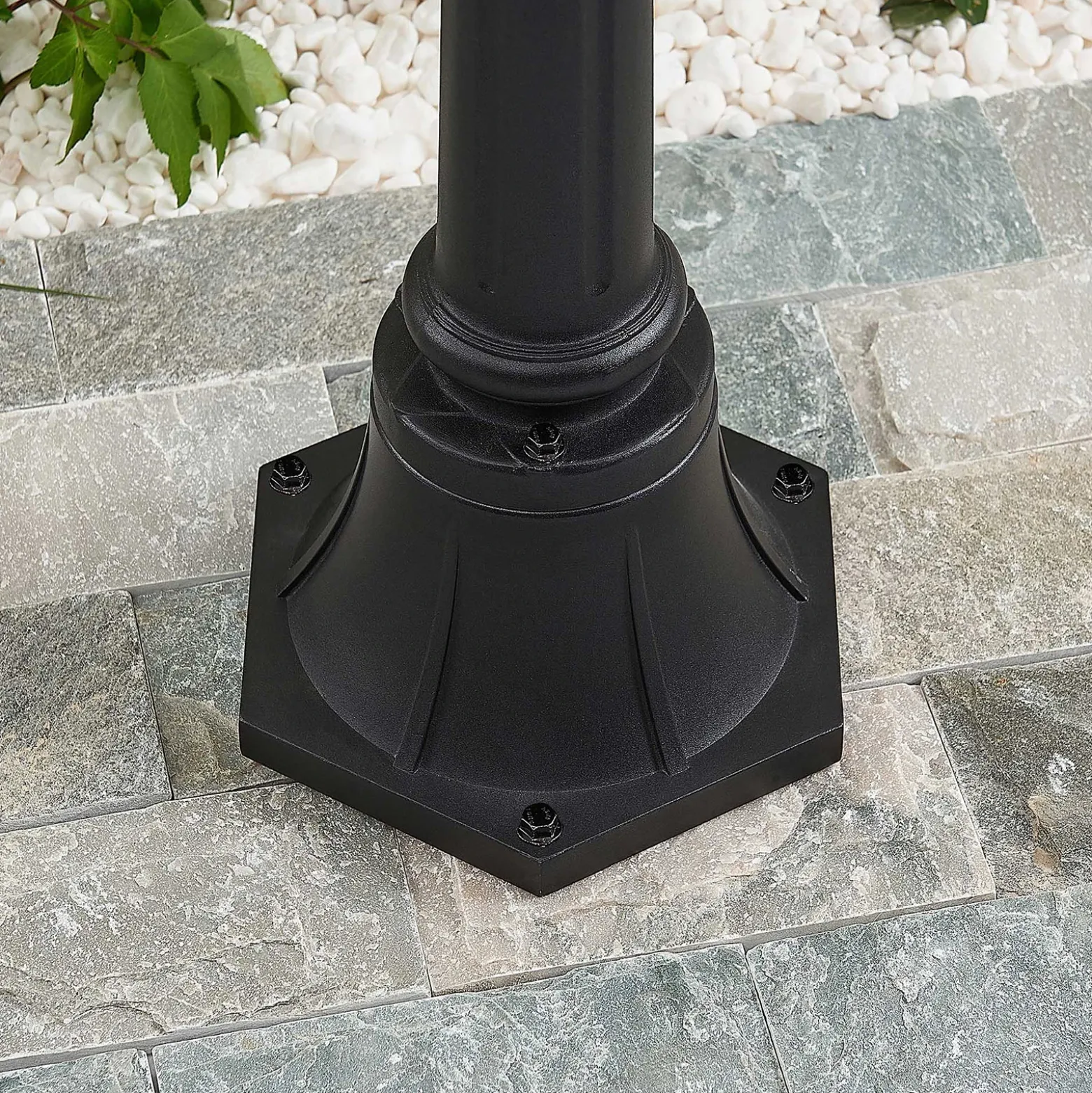Lámpara de exterior Lindby Clint, 177 cm, metal, resistente al agua salada, E27