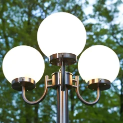 Lámpara de exterior Samuel de Lindby, 218 cm, 3 luces, globo, E27, IP44