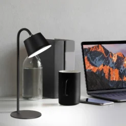 Lámpara de mesa LED batería Voet, dim negro arena