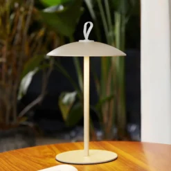 Lámpara de mesa LED con batería de Lindby Kanani, beige, atenuable