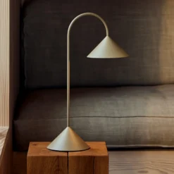 Lámpara de mesa LED FRANDSEN Grasp, gris arena, altura 47 cm