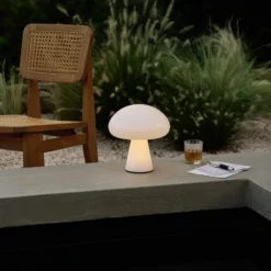 Lámpara de mesa LED Gubi Obello, blanco perla, IP44, cristal