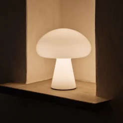Lámpara de mesa LED Gubi Obello, blanco perla, IP44, cristal