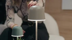 Lámpara de mesa LED Mannera con batería, arena