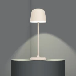 Lámpara de mesa LED Mannera con batería, arena