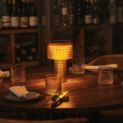 Lámpara de mesa LED Newgarden Ambar, naranja, PMMA, IP44