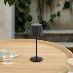 Lámpara de mesa LED recargable Lindby Esali, negra, metal, IP65