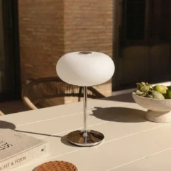 Lámpara de mesa LED recargable Lucande Anoria, cromada/blanca, cristal, IP44,