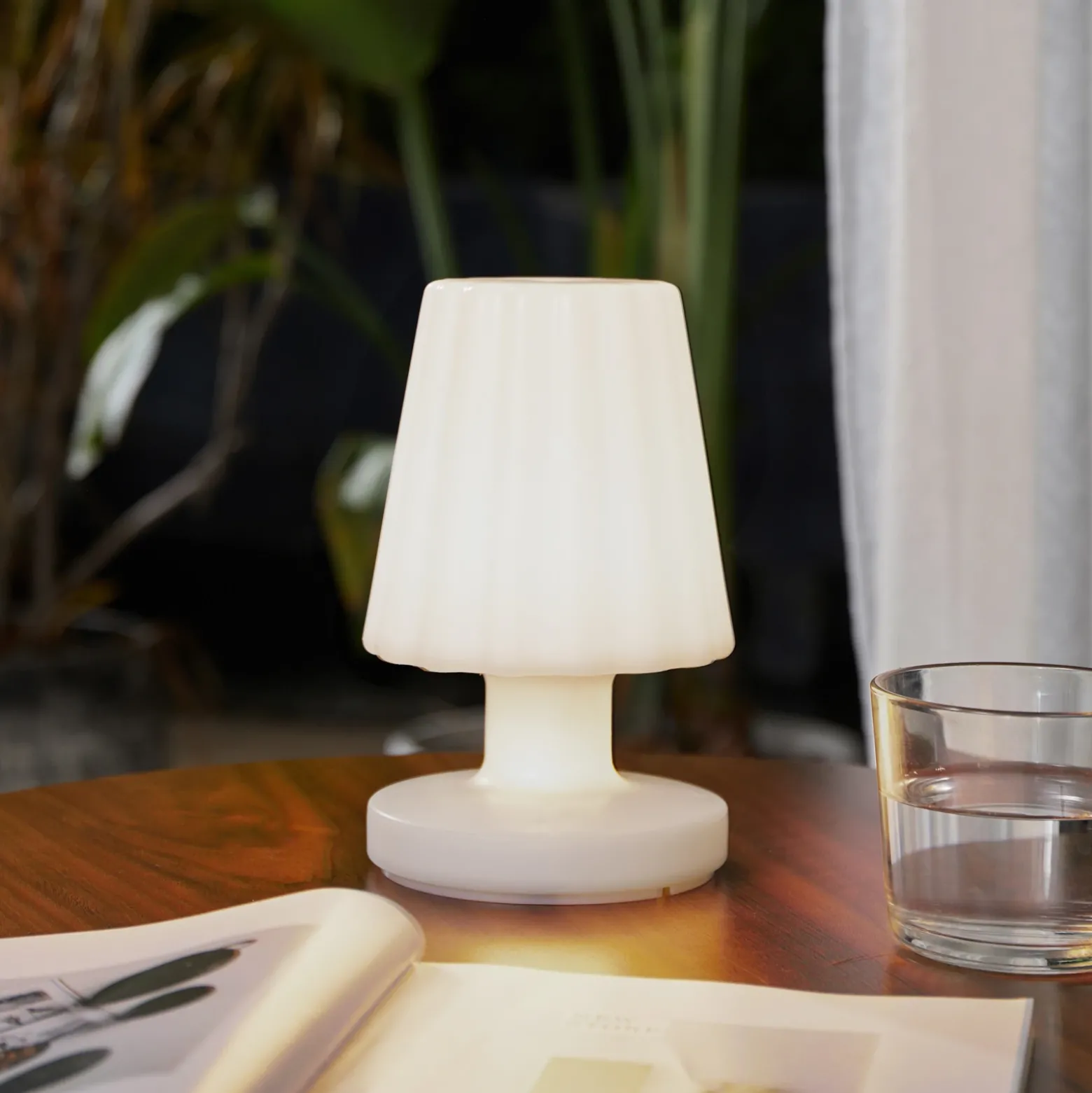 Lámpara de mesa LED recargable Jovem de Lindby, blanca, plástico, RGB