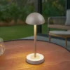 Lámpara de mesa LED recargable Lindby Pippin, dorada/travertino, IP44